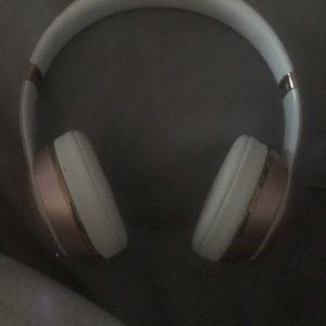 Solo 3 wireless beats rose gold color